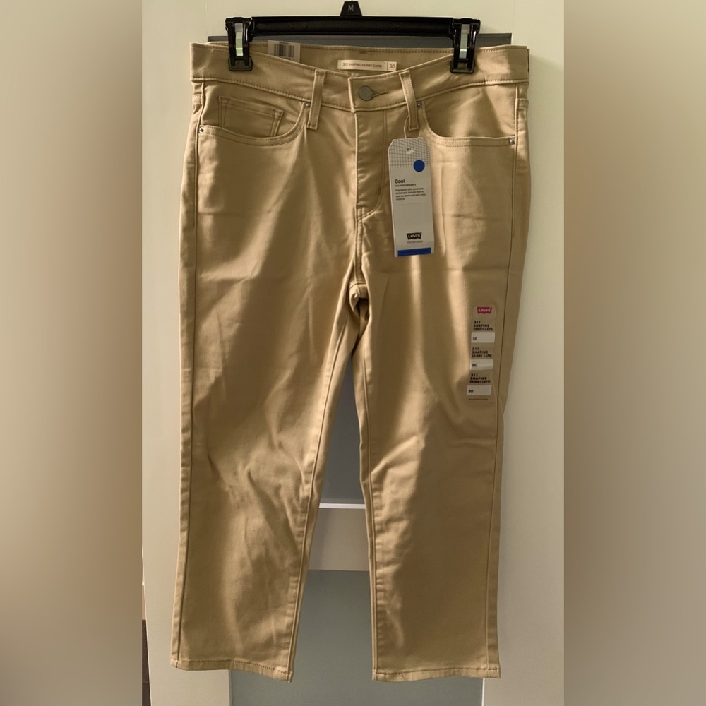 NWT - Levi’s 311 - SHAPING SKINNY CAPRI